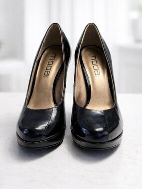 Moda Spana Black Round Toe Platform Pumps – Size 8M